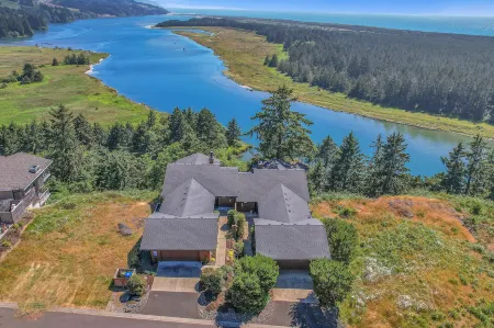 Pelicans Perch Pacific City