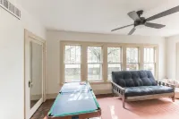 Spacious Living Area and Game Room - Charming Tudor Style Các khách sạn ở Mineral Wells