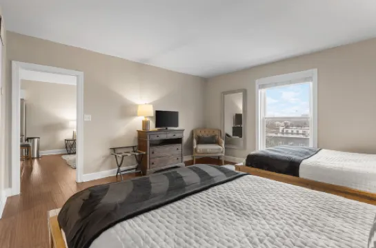 Stylish Retreat with Unique Guitar Pool - Charming Music Haven