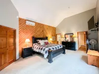 Private Gym, Hot Tub and Game Room Oasis - Expansive Retreat
