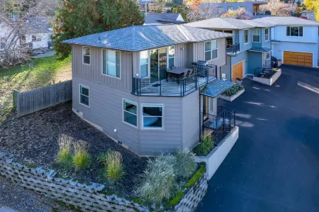 Panoramic Columbia River Views and Spacious Deck - Stylish Escape