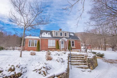 Charming Vintage Cottage - Ideal Downtown Getaway with Scenic Bliss Hotels near Martha Mae’s Emporium