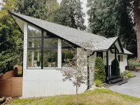 Charming A-Frame Retreat with Expansive Yard - Cozy and Modern Escape Snohomish County 호텔
