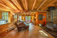 Hot Tub and Surrounded by Pine Trees - Cozy Enchanting Retreat