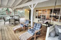 Breathtaking Lake Views and Cozy Outdoor Deck - Serene Getaway Hotels in Highlands