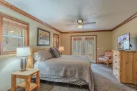 Delightful 3 bedroom cabin just 32 miles from YNP on Bills Island
