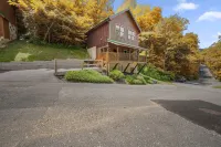 Hot Tub and Arcade Games with Seasonal Pool Access - Charming Retreat