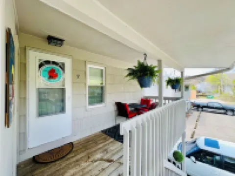 TOP NOTCH NESTING @ ♥️ of DOWNTOWN w SEASONAL WATERFRONT POOL & HOT TUB ACCESS❣️