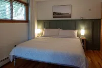 Stylish Lakefront Retreat with Sauna and Dock - Tranquil Escape Hotel in zona Family Fun Farm