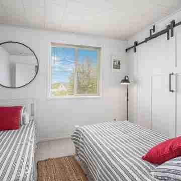 Easy walk to the beach, harbor and downtown, sleeps 6! Rooms