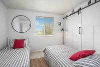 Easy walk to the beach, harbor and downtown, sleeps 6!