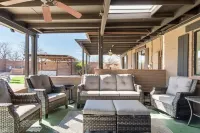 *NEW* Beautiful Private Desert Retreat! Gorgeous! Hot Tub and Pool!