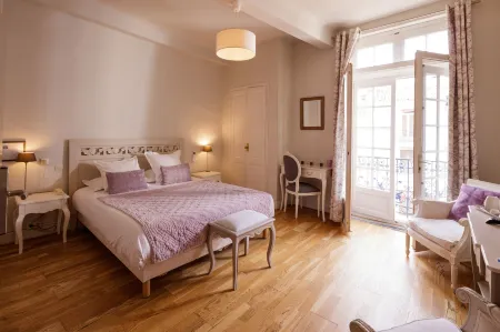 Hôtel de l'Amphithéâtre Отели в г. Ним