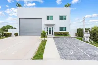 Unique Retreat - Unit D: Cool 2nd-floor Retreat Hotels in Deerfield Beach