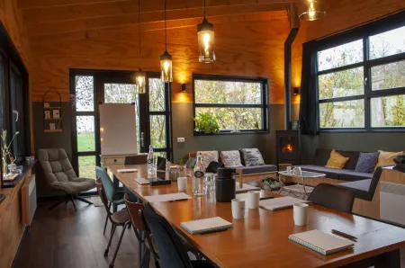 Swarm - 3 Waterlodges Naast Elkaar in Friesland Отели в г. Grouw