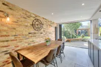 Central Wimbledon House Sleeps 8 - Secluded Garden