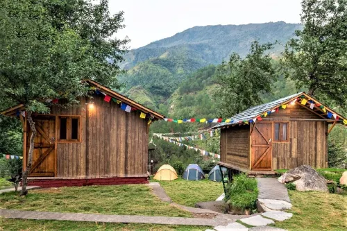 Triund Camps Riverside Resort - 2 tähden