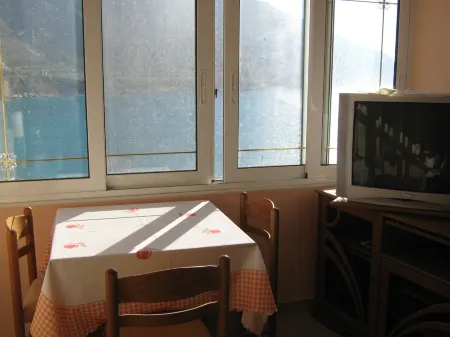 Beachfront Apartment - Sleeps 3 & Free Parking Отели рядом с достопримечательностью «Псеримос»