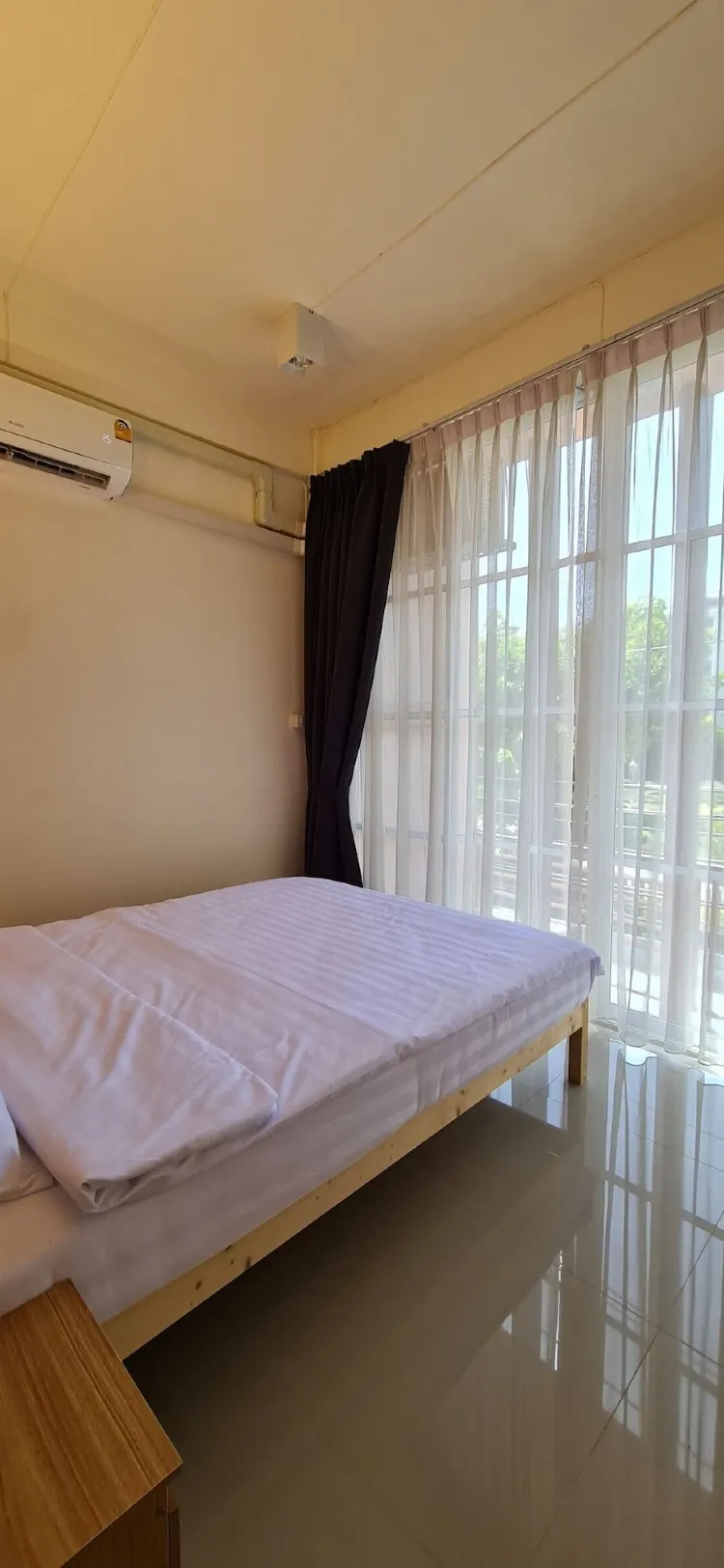 ห้องเตียงใหญ่ พร้อมห้องน้ำรวม