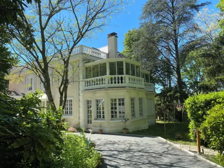 Logis Vélès Отели в г. Обен