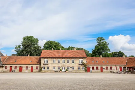 Lundsgaard Gods Badehotel Отели в г. Кертеминне