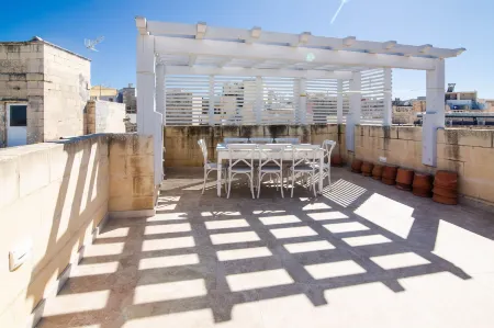 Palazzino Birgu Host Family Bed and Breakfast Отели в г. Senglea