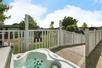 Remarkable 3-Bed Lodge in Honiton فنادق في Burlescombe