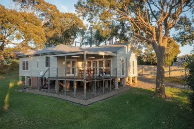 Baileys Cottage Hotels near Merewether Beach