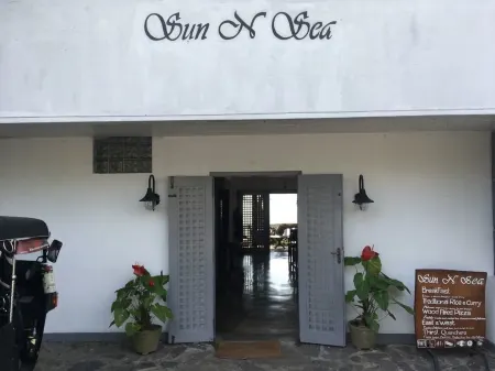 Sun N Sea Hotel Отели рядом с достопримечательностью «Унаватуна»