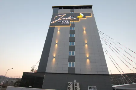 Jade Hotel