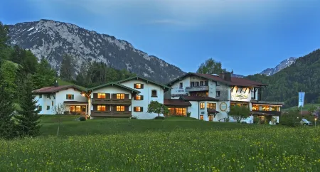 Landhotel Maiergschwendt Отели в г. Берген