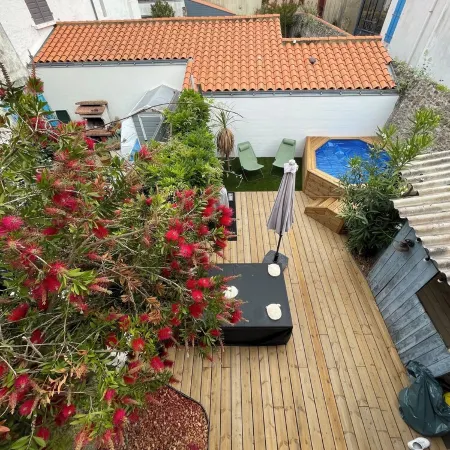 Charming House with Swimming Pool, Downtown & Beach on Foot (10 Minutes)