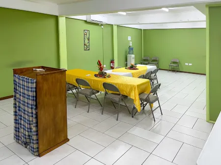 La Flamboyant Hotel Отели в г. Канфилд