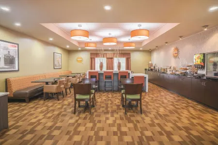 La Quinta Inn & Suites by Wyndham Smyrna TN - Nashville Отели в г. Смирна