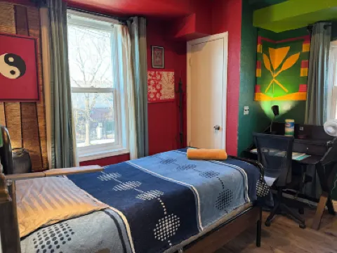 Dream Catcher Hotels near Emeryville Station