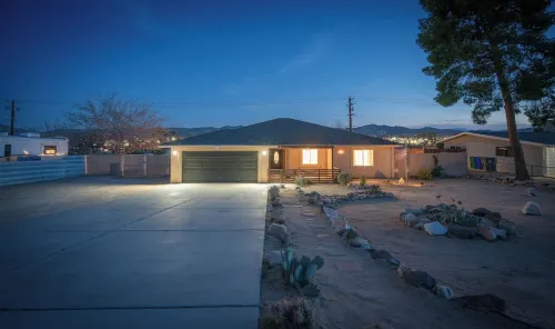 A serene 4BR 2BA sanctuary with desert tranquility, minutes from Joshua Tree !