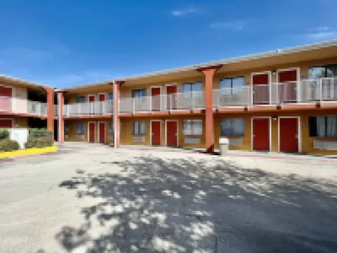 Days Inn & Suites by Wyndham Arlington Near Six Flags Hotels in Arlington