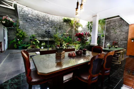 Fora Guest House Taman Lingkar Отели рядом с достопримечательностью «Jalan Pasar Induk Caringin»