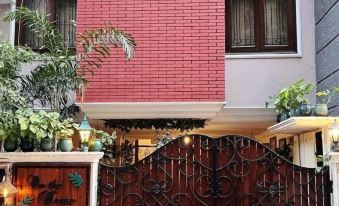 On the House Boutique Bed Breakfast with Terrace Garden Views