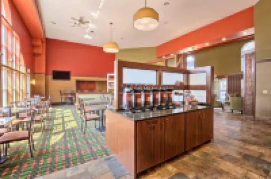 คอมฟอร์ต อินน์แอนด์สวีทส์ แอนด์คอนเฟอเรนซ์เซ็นเตอร์ โรงแรมในเมาท์เพลแซนท์