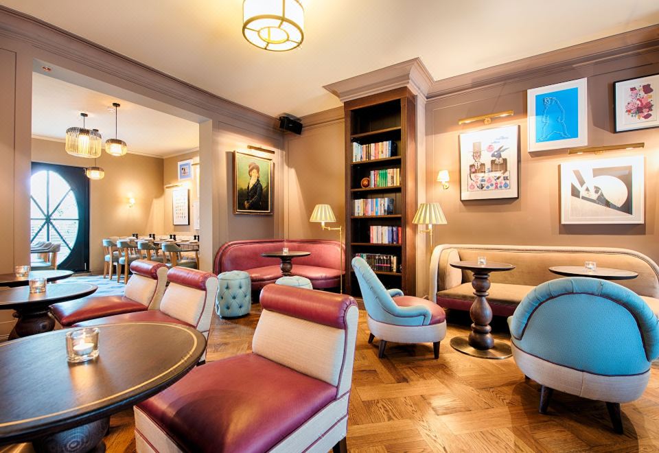 몬드리안 스위트 베를린의 벽난로가 있는 로비