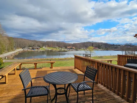 The Lodge at Chalk Hill Отели рядом с достопримечательностью «Грэйт Кросс оф Крайст»