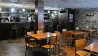 Hostal y Albergue Haizea - Hostel