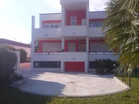 Zefiro B&B Отели рядом с достопримечательностью «Bosco de Medici Winery»