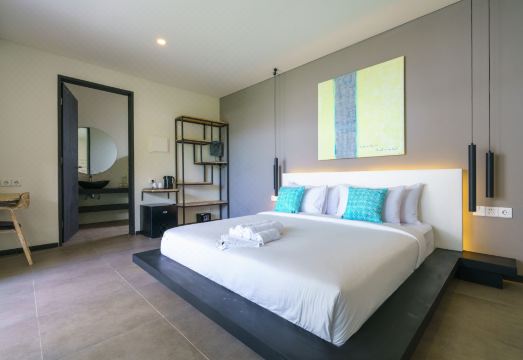 롬복의 아름다운 해변 풍경과 야외 수영장