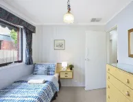 KozyGuru Glen Waverley Family Home & Backyard - Apartments