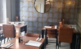 Lil's Bar and Bistro