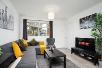Modern 3 Bed House-Free Parking