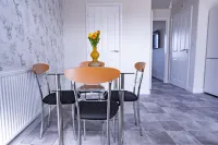 2-Bed House with Canal View, Garden & Petsok Отели в г. Прествич