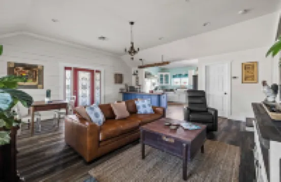 Kingsby Cottage - 1BR & Mountain Views